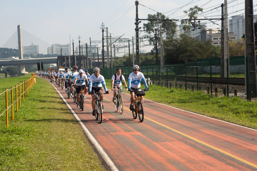 Ciclistas pedalam na ciclovia do rio Pinheiros