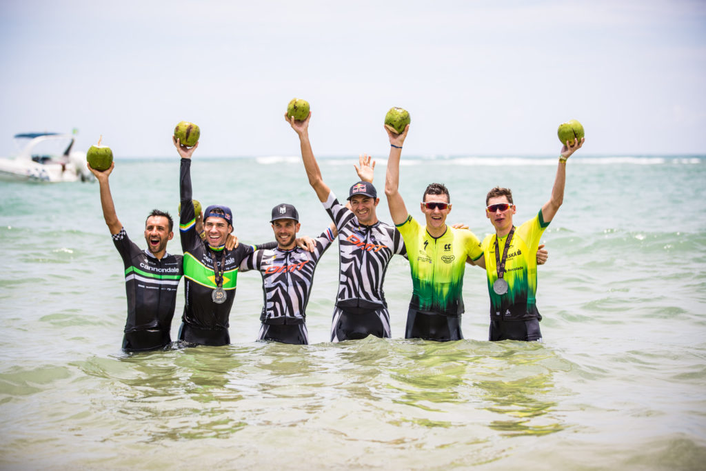 Campeões comemoram no mar  (Fabio Piva / Brasil Ride)