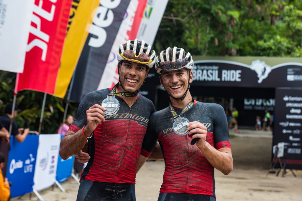Gustavo e Alex exibem medalha (Wladimir Togumi / Santander Brasil Ride)