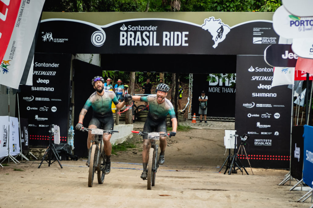 Rodrigo e sua dupla na chegada final (Marcelo Maragni / Santander Brasil Ride)